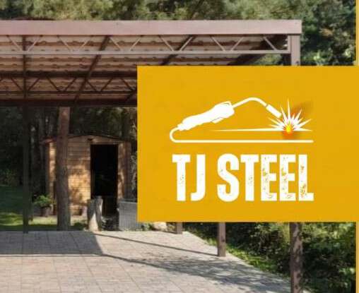 Nowoczesna stalowa wiata samochodowa na wymiar wykonana przez TJ Steel jako zadaszone miejsce postojowe przy budynku