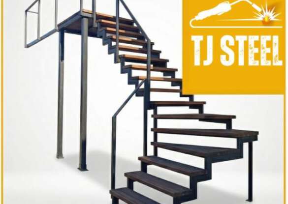 Moderne Stahltreppe mit Holzstufen von TJ Steel als maßgefertigte Außentreppe